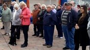 Auf einen Platz in Dagebüll steht eine Menschenmenge. © NDR Foto: Karin Haug