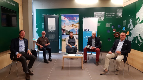 Christoph Schmidt (links), Peter Nissen, Antje Arfst, Werner Junge und Frank Timpe sitzen bei der Vorstellung des Themas des elften friesischen Erzählwettbewerbes „Ferteel iinjsen“ im Nordfriisk Institutt. © Nordfriisk Instituut Foto: Nordfriisk Instituut