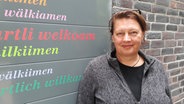 Lektorin Antje Arfsten vor dem Eingang von Futuur. © NDR Foto: Karin Haug
