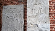 Zwei Steintafeln, auf denen Engel und Schrift zu sehen sind © NDR Foto: Karin Haug