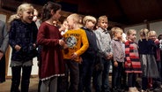 Erstklässler der Nis-Albrecht-Johannsen Schule auf der Bühne © NDR Foto: Karin Haug