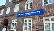 An dem Museum für moderne Kunst hängt ein blauer Banner mit der Aufschrift "100 Jahre Volksabstimmung 1920-2020" © NDR Foto: Katrin Haug