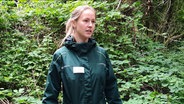 Ramona Ressel führt durch die Vogelkoje in Kampen. © NDR Foto: Karin Haug