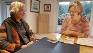 Kerring Ketels und Maggy Fischer sitzen an einem Tisch und sprechen über ihr Kinderbuch. © NDR Foto: Karin Haug