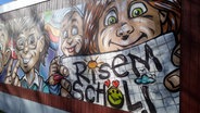 Eine Graffitiwand mit gemalten Menschen. © NDR Foto: Karin Haug