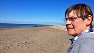 Susanne Buchner steht am Strand. © NDR Foto: Elin Rosteck