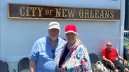 Moderator Gerd Spiekermann und seine Frau stehen vor einem Schild "City of New Orleans". © Gerd Spiekermann Foto: Gerd Spiekermann
