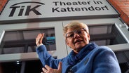 Grit Feller zeigt auf die Eingangstür des Theaters in Kattendorf (TiK) © NDR Foto: Robert Tschuschke