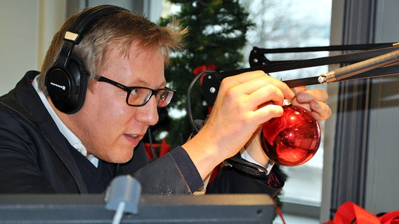 Jan Malte hängt eine Kugel an sein Mikrofon © NDR Foto: Rafael Czajkowski