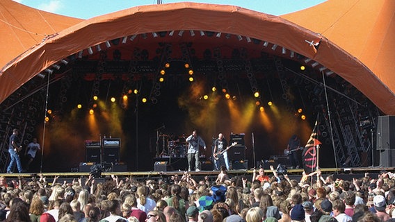 Blick über die Zuschauermenge auf die große Bühne beim Roskilde Musik-Festival in Dänemark. (Aufnahme vom 29.6.1997). Das Festival ist seit 1976 eines der größten seiner Art in Nordeuropa. © dpa - Bildarchiv 