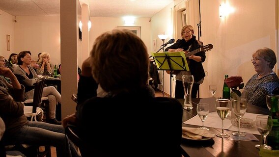 Ines Barber spielt vor Publikum Gitarre. © Ines Barber 