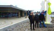 (von links nach rechts) Altbürgermeister Malte Ahlmann, Bürgermeisterin Rita Koop, zweiter Bürgermeister Torsten Jürgens-Wichmann und Pächter Holger Petersen am Kanaltreff in Sehestedt. © NDR Foto: Ines Barber