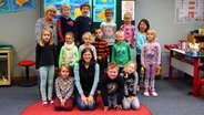 Reporterin Rebekka Merholz zusammen mit den Kindern der ersten Klasse der Knüttel-Antonius-Schule. © NDR 