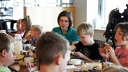 Rebekka Merholz frühstückt mit den Platt-Schülern. © Lisa Pandelaki Foto: NDR