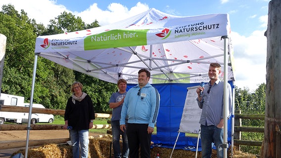 Sven Kamin steht als Sieger unter einem Pavillion. © NDR Foto: Lornz Lorenzen