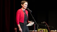 Gesa Retzlaff steht auf einer Bühne und spricht in ein Mikrofon. © NDR Foto: Lornz Lorenzen