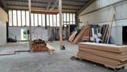 Blick in die leere und entkernte Werkhalle hinter der Studiobühne Neumünster © NDR Foto: Lina Bande