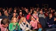 Das Publikum bei den "Plattspots" in Flensburg applaudiert. © NDR Foto: Lornz Lorenzen