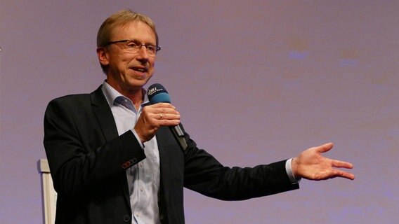 Ernst Christ moderiert die Veranstaltung. © NDR Foto: Juliane Thomas