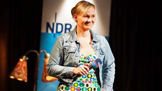 Tanja Stubendorf steht mit Mikrofon auf einer Bühne © NDR Foto: Petra Nowack