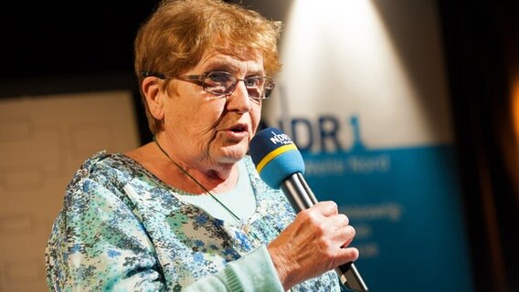 Eine Rentnerin mit Mikrofon auf einer Bühne © NDR Foto: Petra Nowack