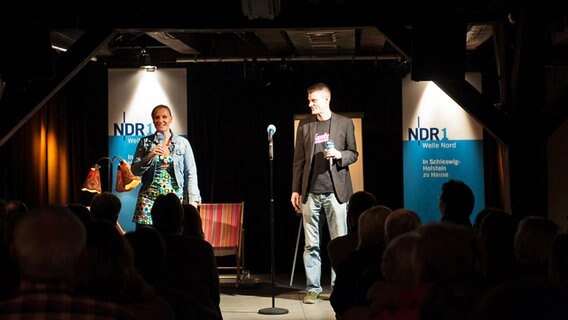Tanja Stubendorff und Björn Högsdal stehen auf einer Bühne © NDR Foto: Petra Nowack