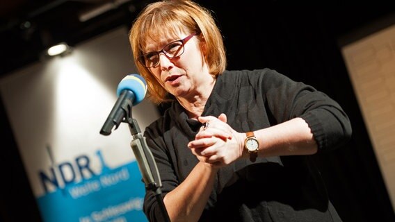 Moderatorin Ines Barber steht vor einem Mikrofon auf einer Bühne © NDR Foto: Petra Nowack