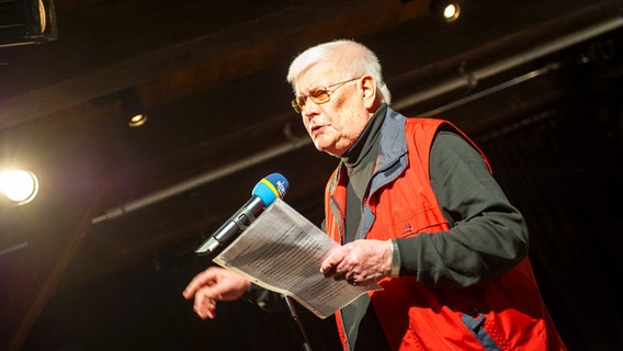 Poetry Slammer Frenz Bertram steht auf einer Bühne © NDR Foto: Petra Nowack
