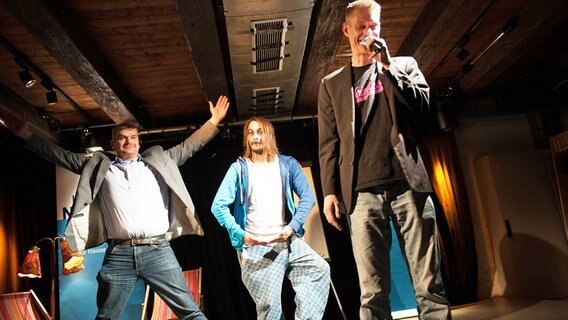 Poetry Slammer Jan Graf, Andy Strauss und Björn Högsdal auf einer Bühne © NDR Foto: Petra Nowack