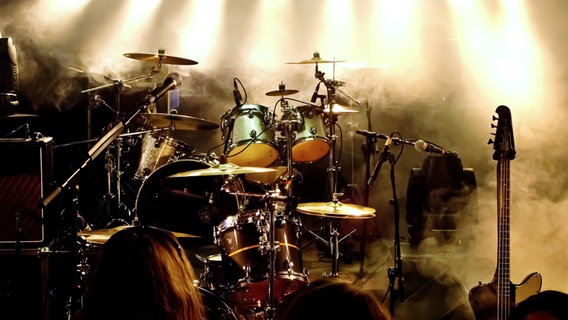 Schlagzeug auf der Bühne. © DWP/fotolia Foto: DWP