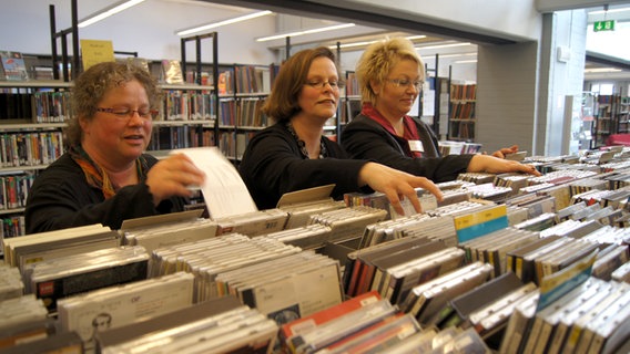 Mitarbeiter der Stadtbibliothek Lübeck © NDR Foto: Thorsten Philipps