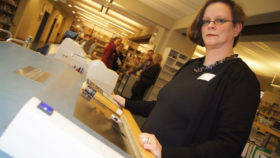 Mitarbeiter der Stadtbibliothek Lübeck © NDR Foto: Thorsten Philipps