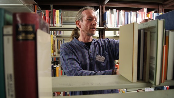 Mitarbeiter der Stadtbibliothek Lübeck © NDR Foto: Thorsten Philipps