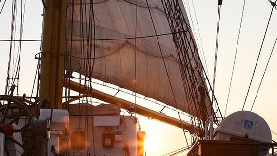 Seefahrerromantik: Die Gorch Fock segelt im Licht der untergehenden Sonne auf ihrer 147. Auslands-Ausbildungsreise. © Ricarda Schönbrodt 