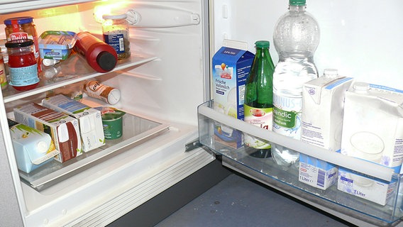 Viele Produnkte in einem kleinen Kühlschrank © NDR Foto: Petya Halvadzhieva