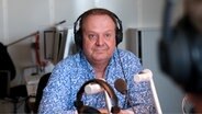 Drehbuchautor und Regisseur Jens Becker im Hörfunkstudio. © NDR Foto: Samir Chawki