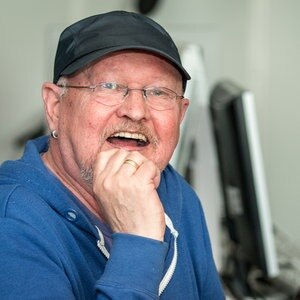 Torfrocksänger und Buchautor Klaus Büchner sitzt lachend im NDR Sendestudio. © NDR Foto: Janis Roehlig