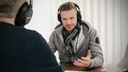 Kabarettist Florian Schroeder gibt Jan Malte Andresen in einem Hamburger Hotel ein Interview. © Jennifer Latuperisa-Andresen Foto: Jennifer Latuperisa-Andresen