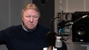 Horst Hrubesch zu Gast im Studio der NDR 1 Welle Nord in Kiel. © NDR Foto: Dominik Dührsen