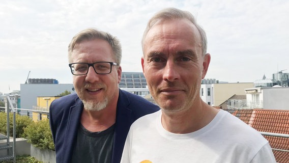 Jan Malte Andresen (links) und Johann König (rechts) lächeln in die Kamera. © NDR Foto: Jan Malte Andresen