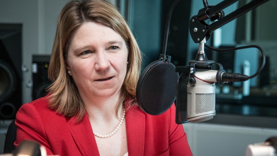 Kerstin von der Decken sitzt vor einem Mikrofon in einem Hörfunkstudio im NDR. Kerstin von der Decken sitzt vor einem Mikrofon in einem Hörfunkstudio im NDR. © NDR Foto: Janis Röhlig