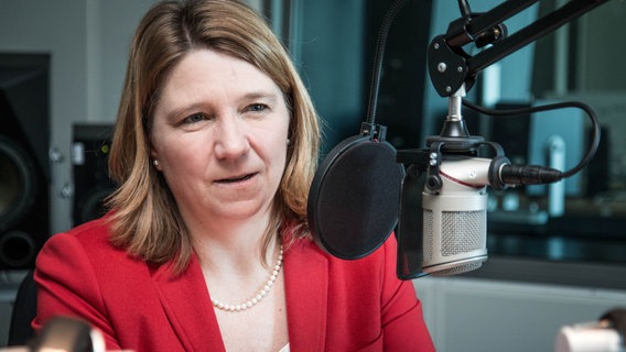 Kerstin von der Decken sitzt vor einem Mikrofon in einem Hörfunkstudio im NDR. © NDR Foto: Janis Röhlig