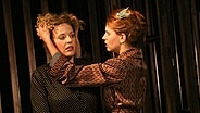 Isabel Baumert und Claudia Friebel in der Inszenierung von "Hedda Gabler" am Theater Kiel © struck-foto Foto: Olaf Struck