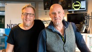 Im Studio der NDR 1 Welle Nord stehen rechts Kai Wingenfelder und Jan Malte Andresen. © NDR Foto: Lisa Pandelaki
