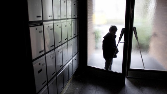 Ein Kind steht in der Eingangstür eines Wohnhauses. © imago Foto: photothek