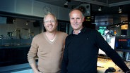 Benedikt Stubendorff und Thomas Balster im Studio von NDR 1 Welle Nord © NDR Foto: Andrea Schmidt