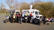 Zahlreiche Motorradfahrer stehen mit Reporter Tim Radtke vor einem NDR Ü-Wagen. © NDR Foto: Tim Radtke