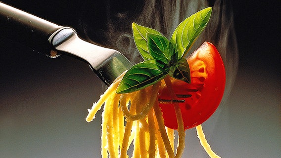 Spaghetti auf einer Gabel. © picture-alliance © Rainer Binder/Helga 