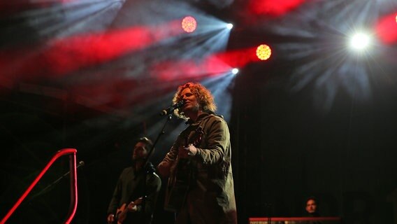 Künstler Michael Schulte und seine Band spielen auf der Bühne während des Party-Programms im Rahmen des SH Netz Cup 2018. Künstler Michael Schulte und seine Band spielen auf der Bühne während des Party-Programms im Rahmen des SH Netz Cup 2018. © NDR Foto: Pavel Stoyan