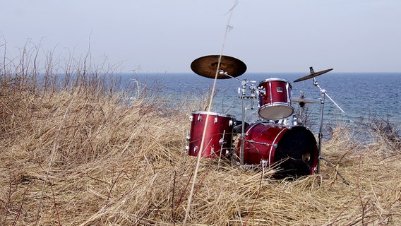 Ein Schlagzeug steht an der Küste bei Kiel. © NDR 